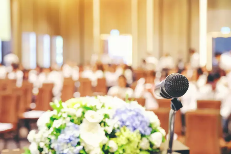 Los suegros se ríen de la madre conserje del novio hasta que ella sube al escenario para felicitar a los recién casados ​​– Historia del día
