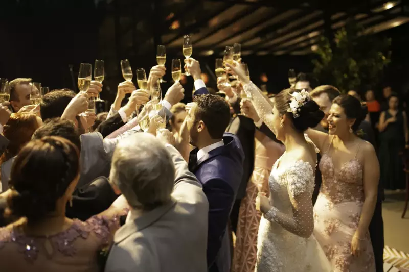 Los suegros se ríen de la madre conserje del novio hasta que ella sube al escenario para felicitar a los recién casados ​​– Historia del día