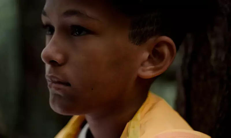 Un niño corta el césped para conseguir dinero que ayude al conserje de la escuela a pagar su hipoteca y jubilarse — Historia del día