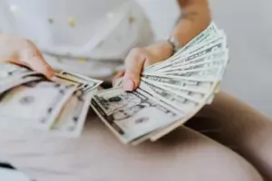 Mi marido gastó los ahorros de su coche en un viaje a París para su madre, así que le di una lección financiera