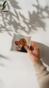 En un viaje con su familia adoptiva, un adolescente huye para encontrar a su verdadera familia después de ver un viejo cartel — Historia del día