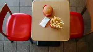 Un amigo invisible invita a una madre soltera a salir, pero su verdadera identidad lo cambia todo — Historia del día