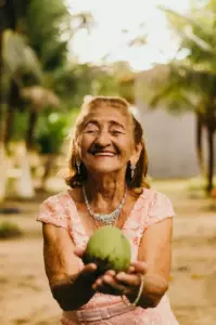 Un hombre que estaba seguro de que su abuela rica le había dejado una gran fortuna encuentra solo una nota en su colchón de plumas — Historia del día