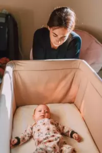 Su suegra echa de casa a una madre con un bebé y años después la ve rebuscando en la basura — Historia del día