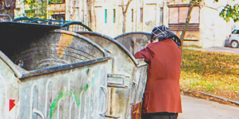 Su suegra echa de casa a una madre con un bebé y años después la ve rebuscando en la basura — Historia del día
