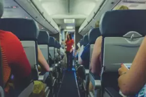 Una azafata salvó la vida de una mujer de 62 años que viajaba en clase ejecutiva; dos años después, recibió un regalo de Navidad de ella como recompensa