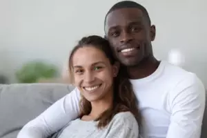 Mis abuelos se opusieron a mi matrimonio debido al color de piel de mi prometido, pero resultó ser un candidato ideal