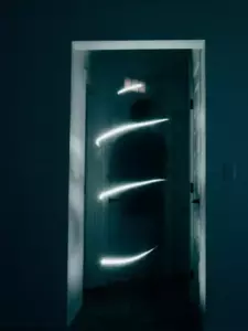 Encontré una puerta oculta en mi sótano y creo que cometí un gran error al abrirla
