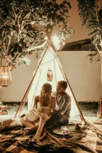 Escuché a mi esposo decirle a su amigo que estaba conmigo por mi dinero. La lección que le enseñé fue dura