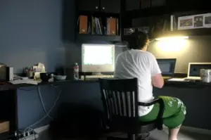 Escuché a mi esposo decirle a su amigo que estaba conmigo por mi dinero. La lección que le enseñé fue dura
