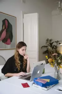 Escuché a mi esposo decirle a su amigo que estaba conmigo por mi dinero. La lección que le enseñé fue dura