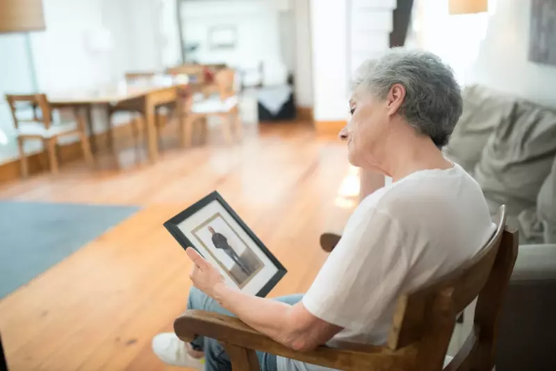 Un hombre echa a su suegra mayor de casa y ella regresa en el auto de su jefe al día siguiente — Historia de Karma