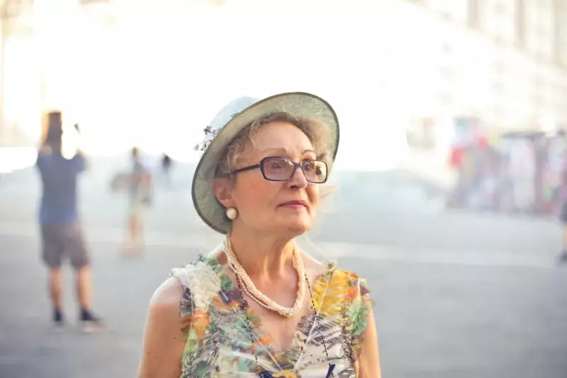 Una anciana solitaria recibe todos los días entregas de una persona desconocida, la última fue una nueva casa – Historia del día