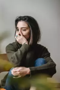 Una huérfana hereda un sofá viejo de su abuelo, se sienta y se agrieta bajo su peso - Historia del día