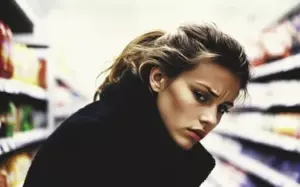 Una anciana sin hogar me rogó que la llevara a la iglesia. Tres días después, llamó a mi puerta con un lujoso abrigo Gucci
