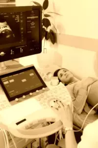 Un hombre que está seguro de que su difunta exmujer dio a luz a un solo hijo conoce a la copia exacta de su hija – Historia del día