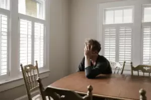 Mis suegros exigieron nuestra villa de lujo para nuestra luna de miel familiar. Mi marido me dio luz verde para ponerlos en su lugar