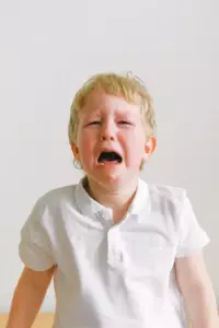 Una azafata oye llantos en el baño y encuentra a un niño que no estaba en la lista de pasajeros — Historia del día