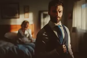 La familia de mi esposo me excluyó en secreto de sus reuniones. Cuando los confronté, me sorprendió su razón