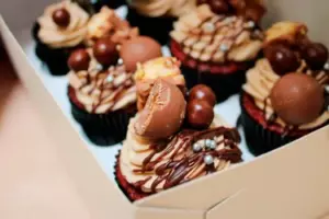 La comida y los dulces empezaron a desaparecer de mi casa: cuando encendí la cámara oculta, me puse pálida