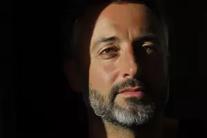 Dejé que una mujer sin hogar se quedara en mi garaje, pero un día entré sin llamar y me quedé atónito por lo que estaba haciendo