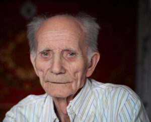 Mike, mi vecino de 79 años, apareció en mi puerta con una postal en las manos.