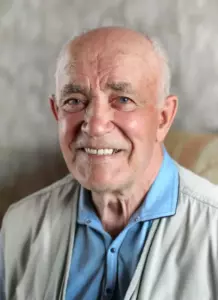 Mike, mi vecino de 79 años, apareció en mi puerta con una postal en las manos.
