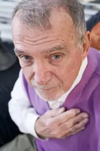 Mike, mi vecino de 79 años, apareció en mi puerta con una postal en las manos.