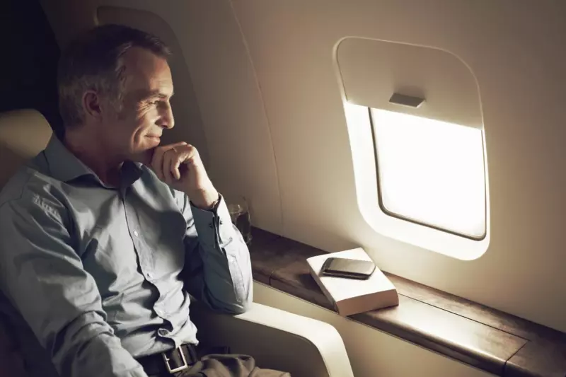 “¡Soy tu jefe aquí!” Un hombre rico hace llorar a una azafata en un avión, una mujer mayor lo controla — Historia del día