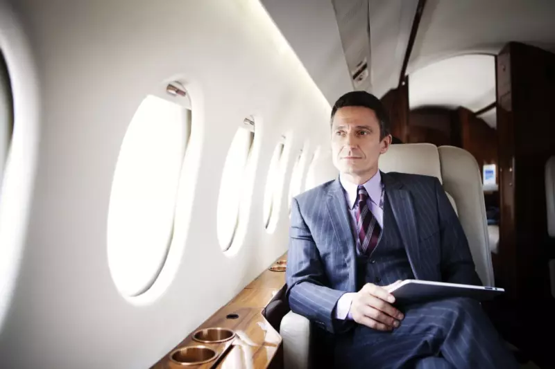 “¡Soy tu jefe aquí!” Un hombre rico hace llorar a una azafata en un avión, una mujer mayor lo controla — Historia del día