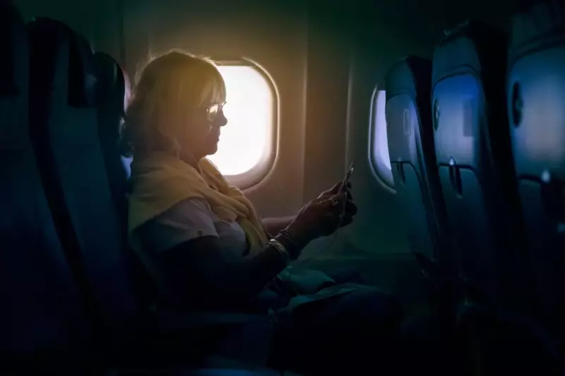 “¡Soy tu jefe aquí!” Un hombre rico hace llorar a una azafata en un avión, una mujer mayor lo controla — Historia del día