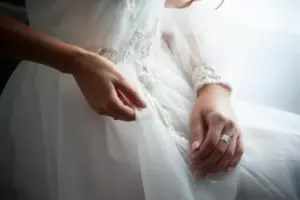 Mi novia me entregó una nota pidiéndome que dijera “no” en el altar. Parecía una locura, pero confié en su plan