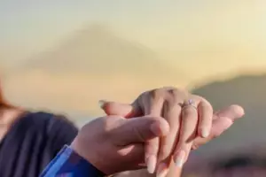 Mi novia me entregó una nota pidiéndome que dijera “no” en el altar. Parecía una locura, pero confié en su plan