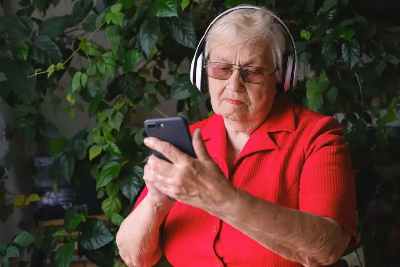 Una mujer mayor celebra la Navidad sola después de que sus hijos descubrieran que es limpiadora – Historia del día