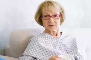 Una mujer mayor celebra la Navidad sola después de que sus hijos descubrieran que es limpiadora – Historia del día