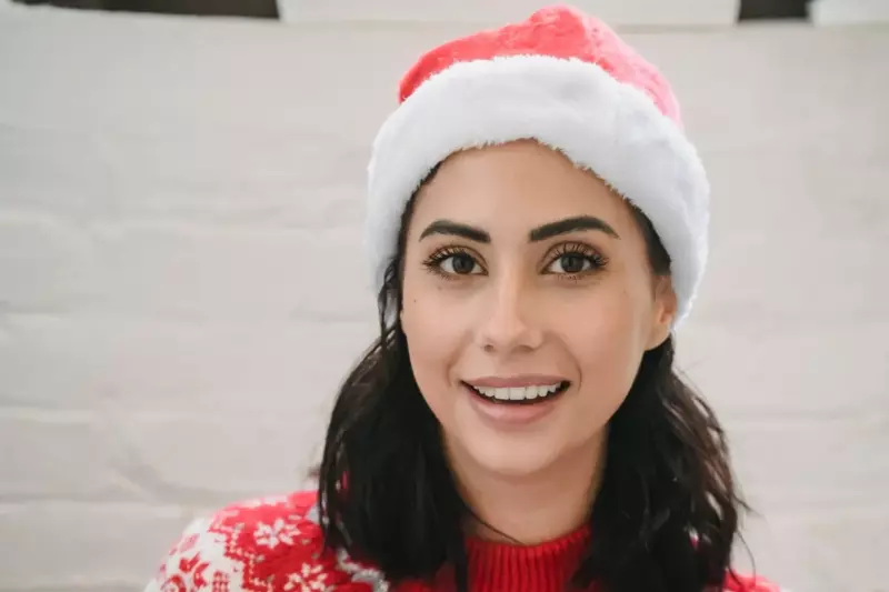 Una mujer mayor celebra la Navidad sola después de que sus hijos descubrieran que es limpiadora – Historia del día