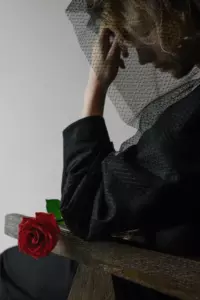 La salud de mi hijo estaba fallando, y la única coincidencia era mi riñón. Mi nuera me presionó: "¡tienes que hacer esto, eres su madre!" Justo antes de que comenzara la operación, mi nieto de 9 años gritó