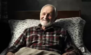 Mientras le lee a su abuelo ciego, una niña descubre una carta sellada escondida entre las páginas durante 60 años