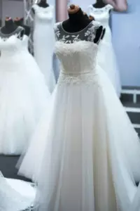 El vestido de novia de mi hija llegó completamente negro, pero ese no fue el verdadero desastre