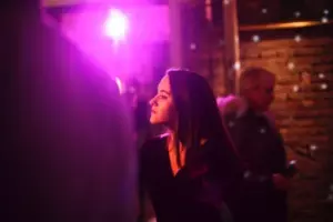 La historia del día: Una pareja mayor se divorcia después de 53 años de matrimonio, y un hombre ve más tarde a su exesposa en un café con otro hombre.