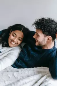 La historia del día: Una pareja mayor se divorcia después de 53 años de matrimonio, y un hombre ve más tarde a su exesposa en un café con otro hombre.