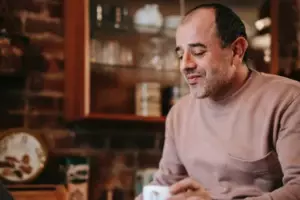 La historia del día: Una pareja mayor se divorcia después de 53 años de matrimonio, y un hombre ve más tarde a su exesposa en un café con otro hombre.