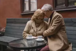 La historia del día: Una pareja mayor se divorcia después de 53 años de matrimonio, y un hombre ve más tarde a su exesposa en un café con otro hombre.