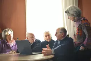 Fui echado de casa por mi nieta porque me casé a los 80 años. No pude soportar la falta de respeto y la discipliné.