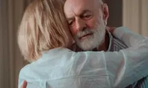 Fui echado de casa por mi nieta porque me casé a los 80 años. No pude soportar la falta de respeto y la discipliné.