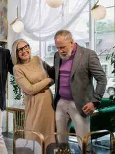 Fui echado de casa por mi nieta porque me casé a los 80 años. No pude soportar la falta de respeto y la discipliné.