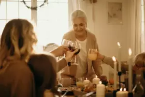 Fui echado de casa por mi nieta porque me casé a los 80 años. No pude soportar la falta de respeto y la discipliné.