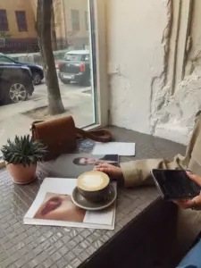 Historia del día: Una niña le dice a un padre soltero que expulse al hombre con el bebé llorando del café, luego sus caminos se cruzan de nuevo en una entrevista de trabajo.