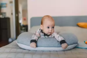 Historia del día: Una niña le dice a un padre soltero que expulse al hombre con el bebé llorando del café, luego sus caminos se cruzan de nuevo en una entrevista de trabajo.