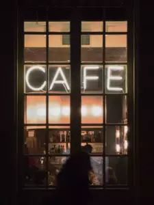 Historia del día: Una niña le dice a un padre soltero que expulse al hombre con el bebé llorando del café, luego sus caminos se cruzan de nuevo en una entrevista de trabajo.